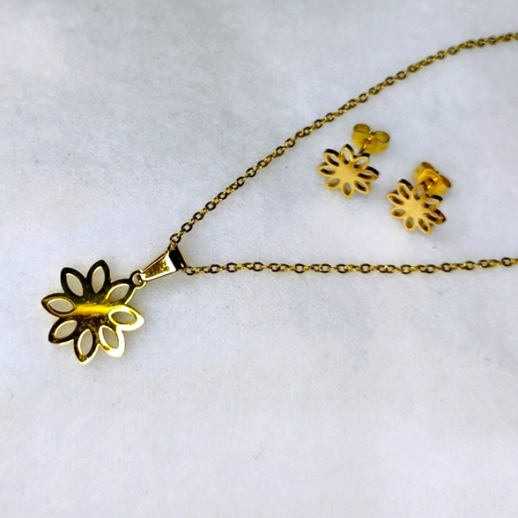 Elegant Gold Flower Necklace and Earring Set - Picture 3 of 4